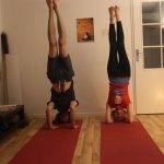 Salamba Sirsasana par Laurence Mouton et Ariel Gio à l'Atelier de Yoga Lille Vauban