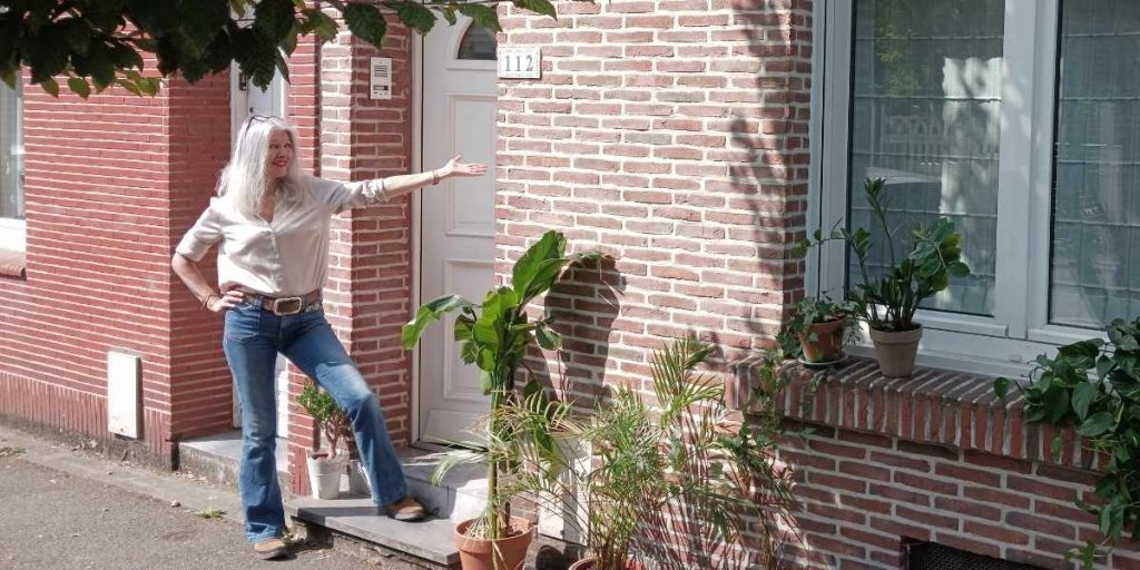 Laurence Mouton devant le cabinet de sophrologie et de psychalase à Mons-en-Baroeul